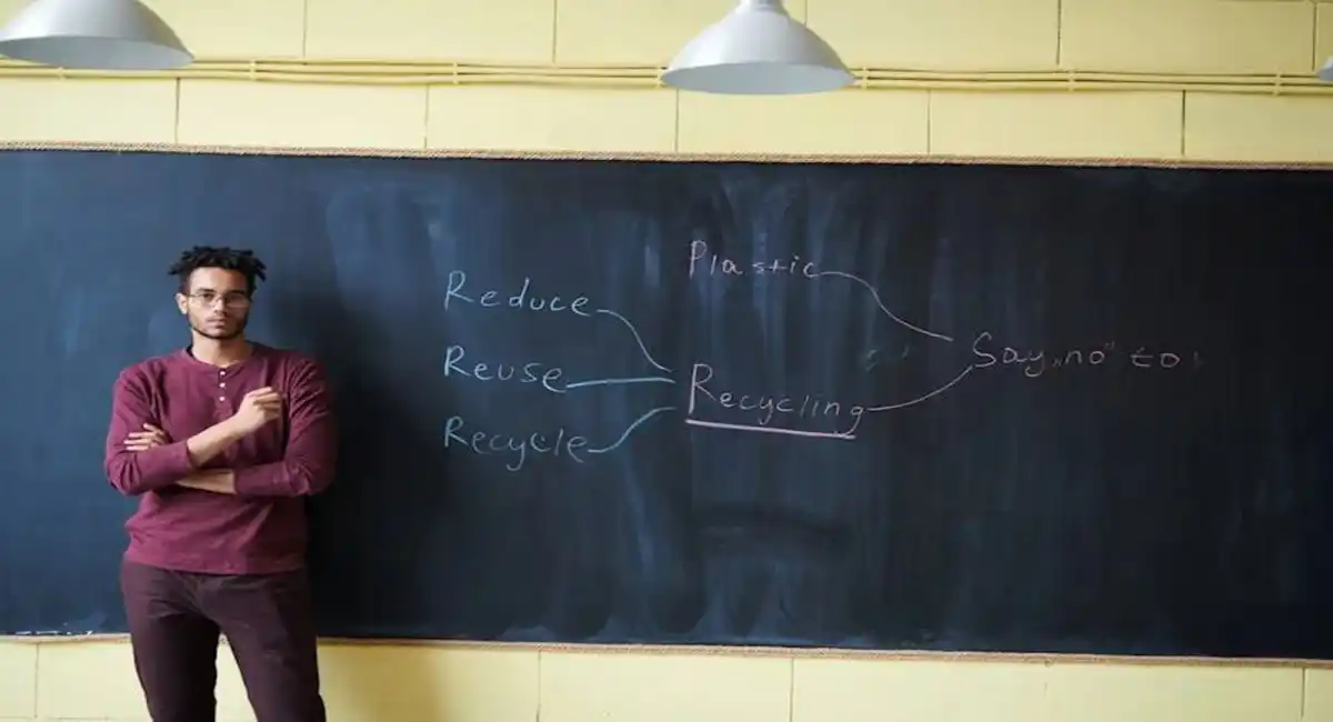 Pessoa concentrada estudando inglês